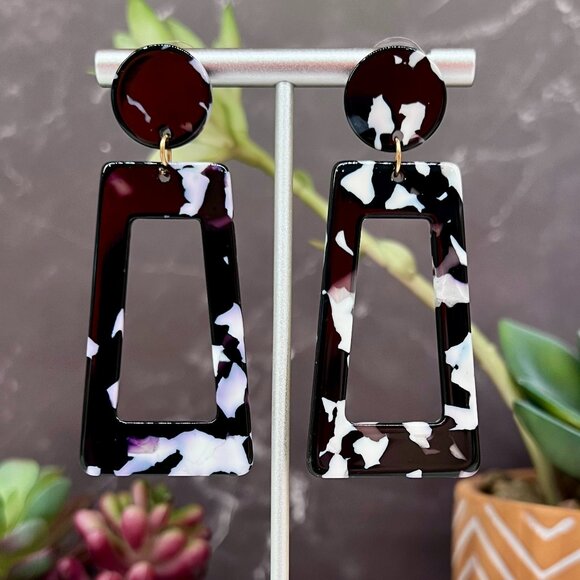 "Kelley" NEW  Black White Dangle Acrylic Geometric Statement Fashion Ear… - Picture 1 of 3